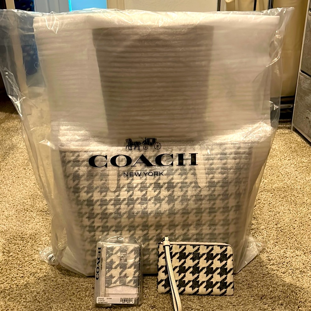 NWT Coach black and white houndstooth large tote with accessories.
